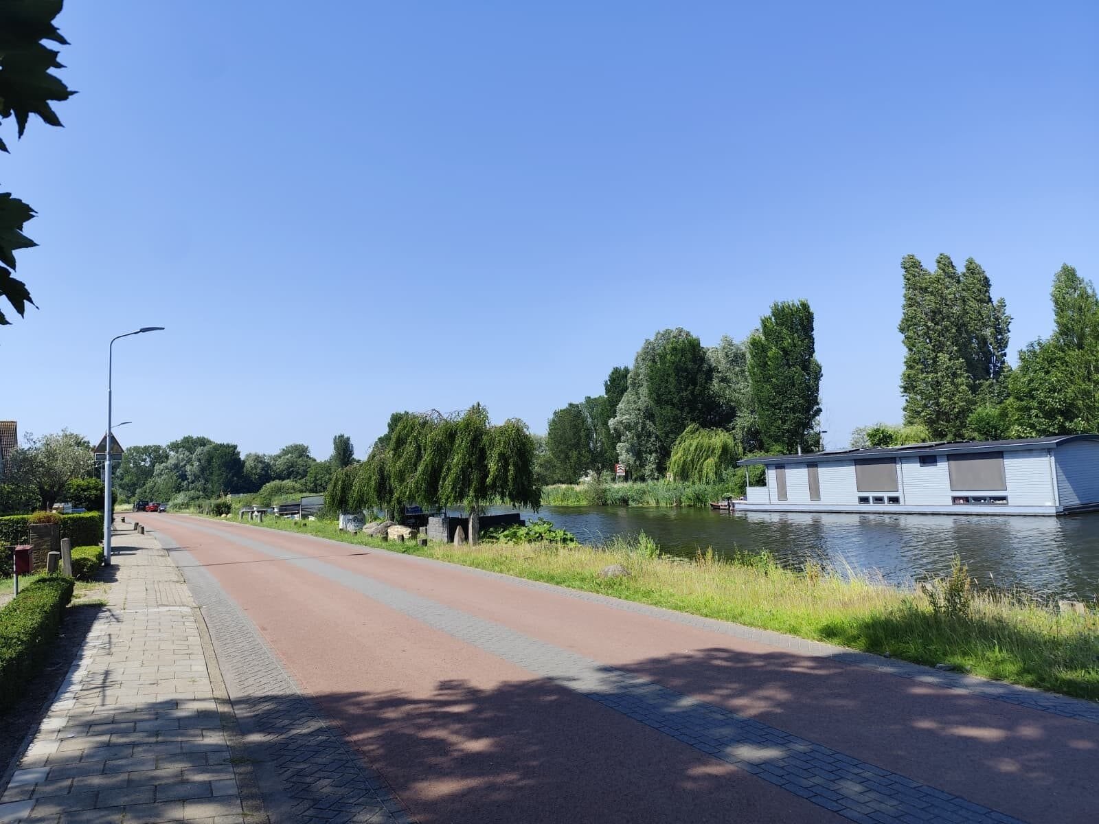 Vaart met woonboot in Amsterdam-Noord