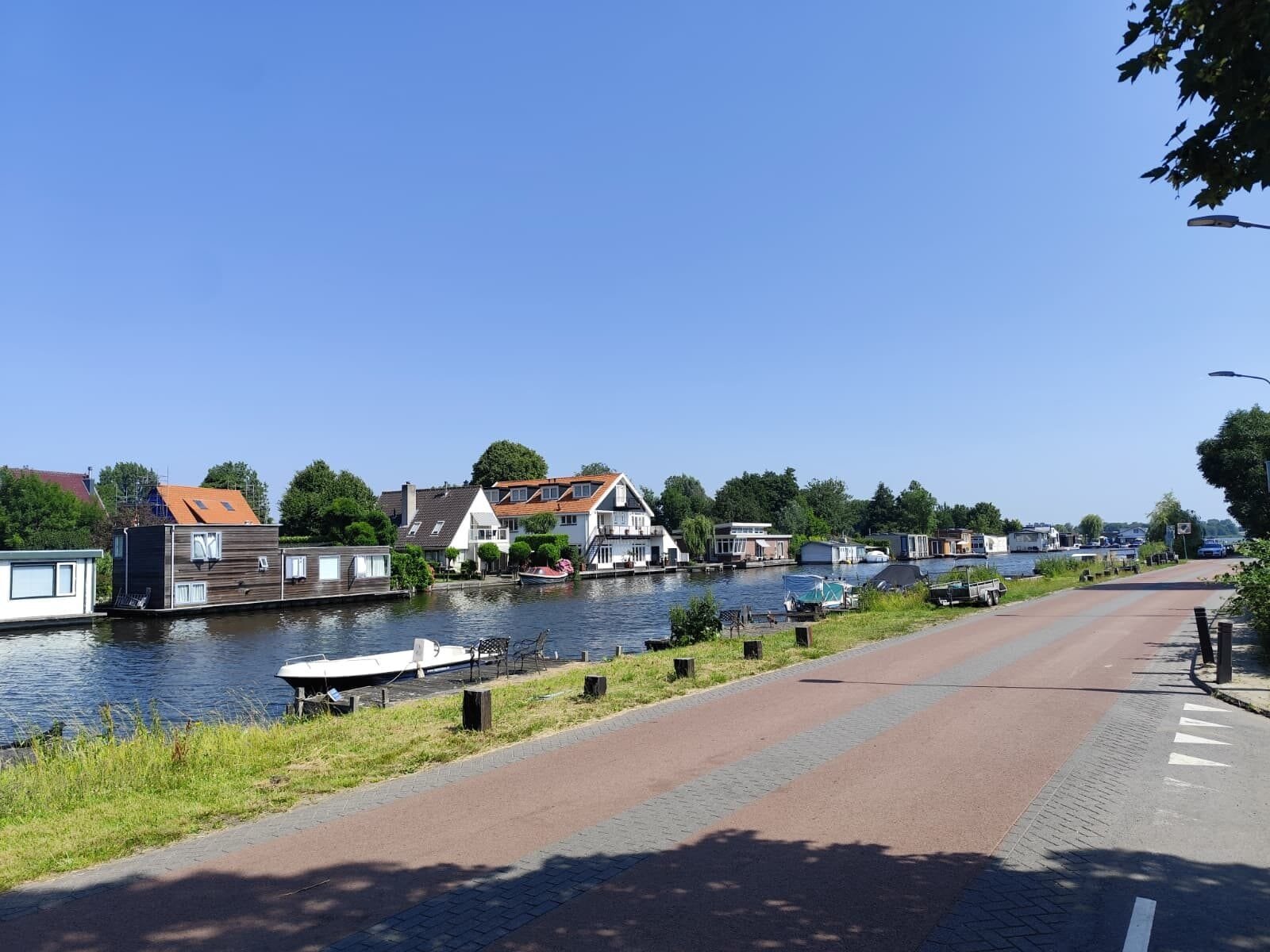 Amsterdamse waterkant met woonboten — EASEO werkt lokaal in Amsterdam